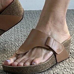 Clarks Artisan genuine tan leather cork wedge thong sandals, Size 9